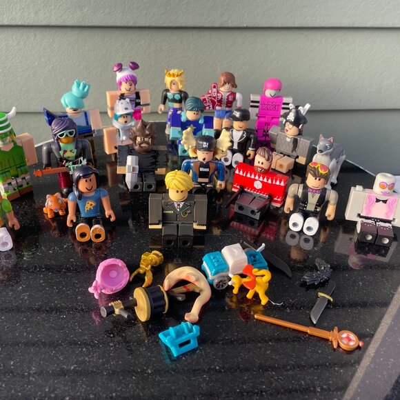 Roblox Action Figure Lot with Accessories Mixed Bundle - Picture 1 of 6